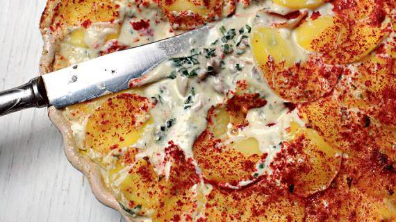 Изысканная запеканка из картофеля с цесаркой и голубым сыром