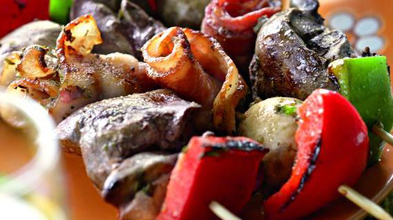 Изысканные брошеты из куриной печени и бекона для праздничного стола