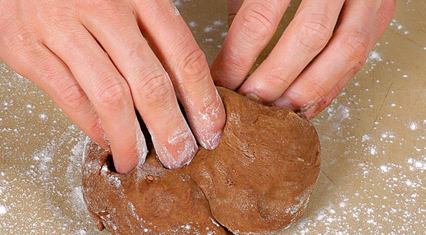В отдельной миске просейте муку, соль, корицу, соду и какао. Добавьте мягкое масло и хорошо разотрите между пальцами. Введите обычный и ванильный сахар, а также яйцо. Хорошо вымесите тесто, заверните в пленку и отправьте в холодильник на 35 минут.