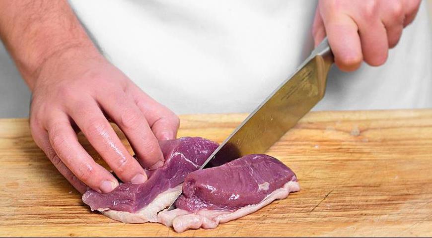 Нарежьте мясо утки и индейки на небольшие кусочки. Для лучшего результата используйте мясорубку Bosch с мелкой формовочной решеткой, чтобы получить однородный фарш.