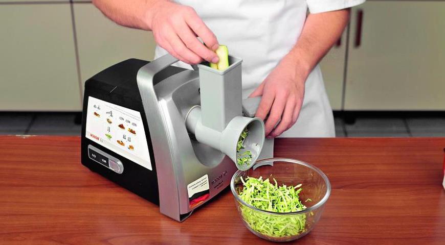 Цукини (без очистки) порубите в мясорубке Bosch и смешайте с фаршем. Вымешивайте руками в течение 8–12 минут, затем накройте пищевой пленкой и оставьте в холодильнике минимум на час.
