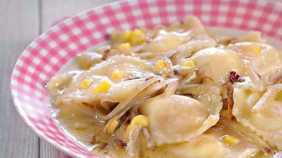 Изысканные равиоли с грецкими орехами, козьим сыром и соусом из красного цикория