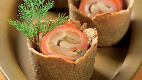 Изысканные рулетики из форели и палтуса с зеленым перцем и каперсами