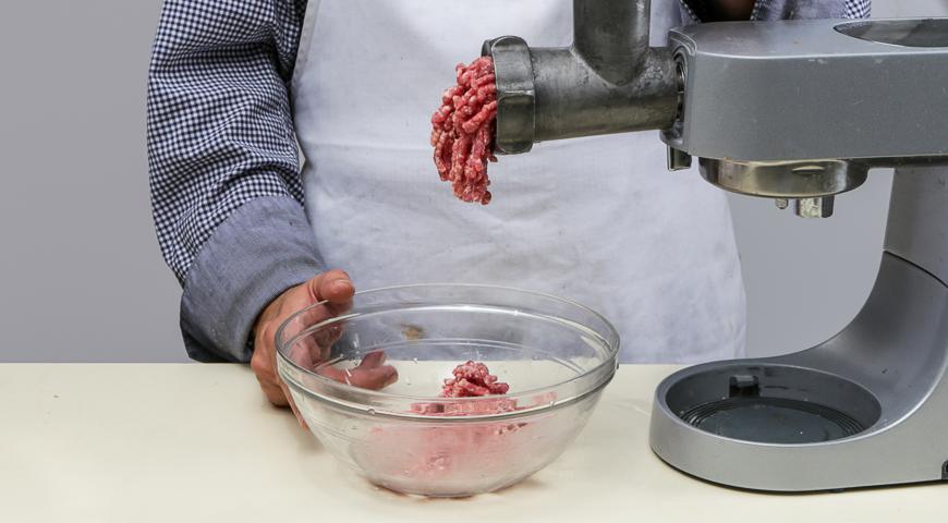 Нарежьте ингредиенты на средние кубики, затем пропустите через мясорубку с крупной решеткой. После этого снова охладите смесь и подготовьте натуральные оболочки для сарделек.