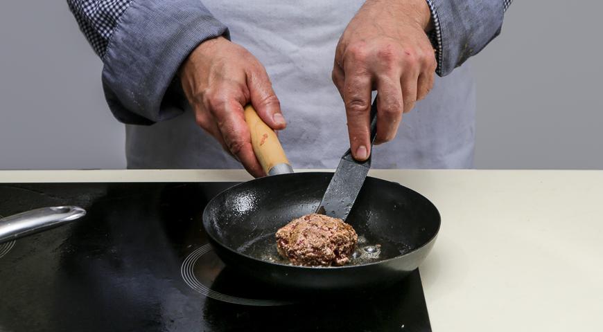 Проверьте вкус: сделайте маленькую котлетку из фарша, обжарьте её на сковороде и попробуйте. При необходимости добавьте больше специй или соли.