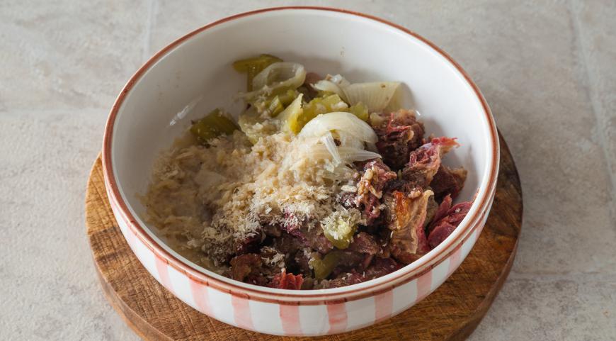 Отделите мясо от костей, смешайте его с овощами, хлебными крошками, яйцами и сыром. Посолите, поперчите и пропустите через мясорубку для однородной массы.