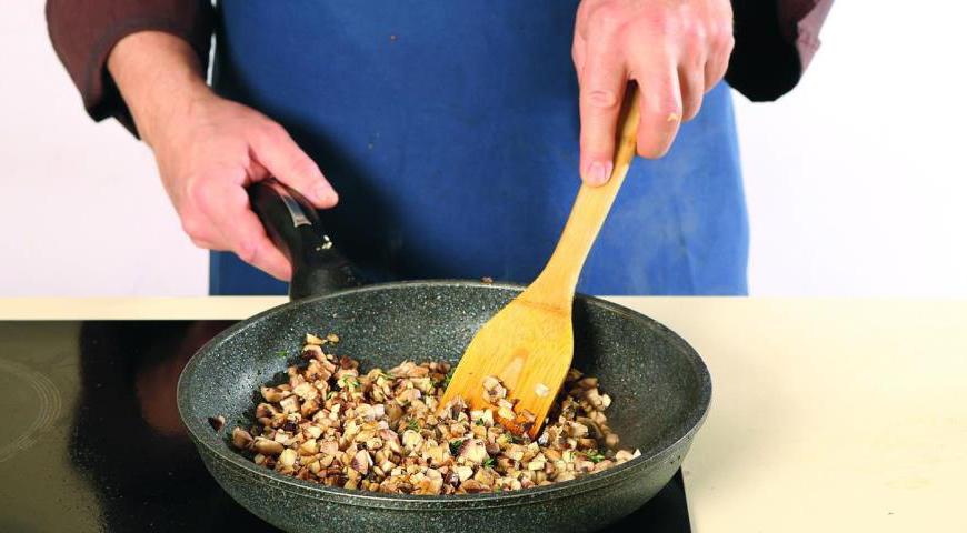 Очистите шампиньоны от загрязнений и нарежьте их мелкими кусочками. Добавьте рубленый тимьян и обжарьте грибы на среднем огне в сковороде до испарения жидкости (около 10-12 минут). Периодически помешивайте и приправьте солью и перцем.