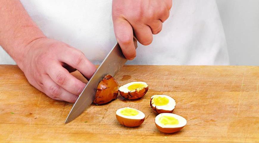 За час до подачи достаньте яйца из маринада, чтобы они достигли комнатной температуры, и разрежьте их пополам.