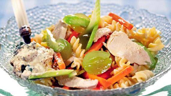 Изысканный макаронный салат с курицей, виноградом и орехами