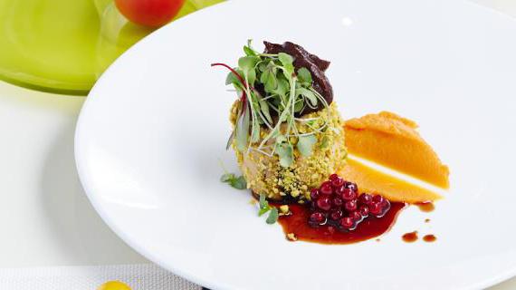 Изысканный мильфёй из куриной грудки с черносливом и тыквенным пюре по рецепту шефа Михаила Кукленко