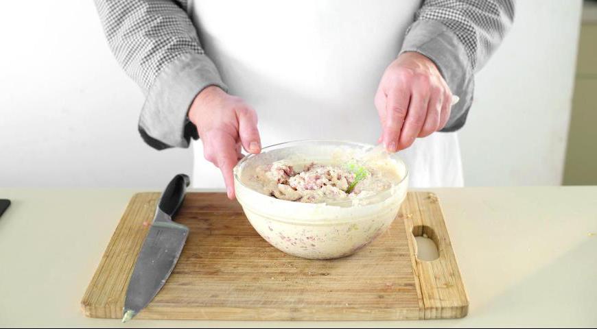 Пропустите филе индейки через мясорубку, затем смешайте его с приготовленным луково-чесночным кремом. К набухшему круассану с сливками добавьте яйцо и желтки, перемешайте блендером и введите в фарш. Тщательно посолите и поперчите по вкусу.