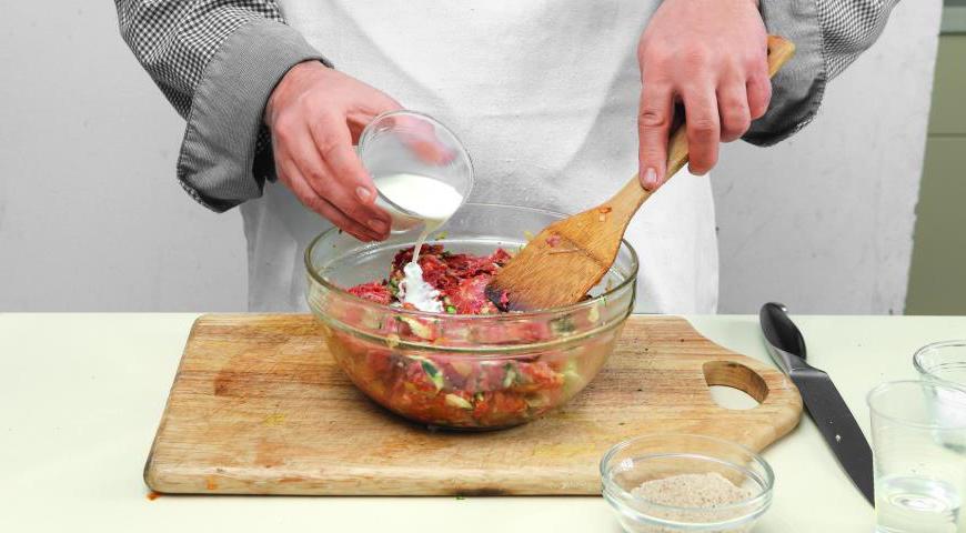 Смешайте два вида мясного фарша с обжаренными луком и чесноком. Натрите цукини и добавьте их в смесь. Посолите, поперчите и приправьте любимыми специями. Тщательно вымесите до однородности.