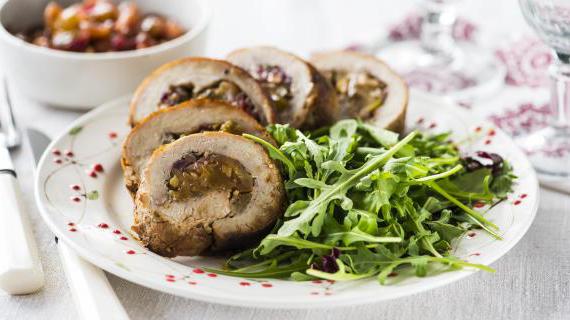 Элегантный рулет из свинины с ароматной яблочной начинкой