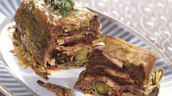 Изысканный рулет из телятины с овощами и грибным соусом