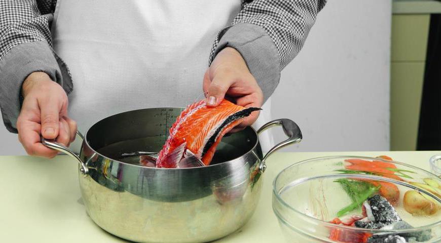 Перед началом приготовления обязательно удалите жабры из головы рыбы, чтобы избежать горьковатого привкуса. Тщательно промойте все части рыбы, затем замочите их в холодной воде на 25–35 минут. После этого слейте воду, снова промойте и залейте свежей водой (примерно 3 литра).