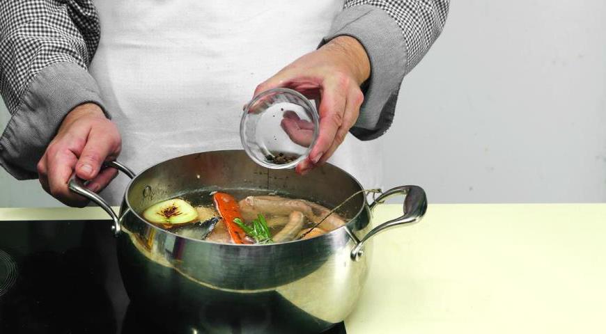 Добавьте соль по вкусу, а также перец горошком. Накройте кастрюлю крышкой не полностью, чтобы пар мог свободно выходить, и варите бульон на медленном огне в течение 18 минут.