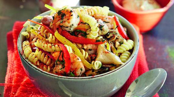 Изысканный салат из фузилли с морепродуктами и овощами