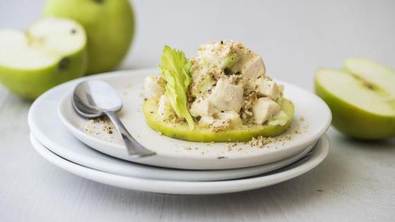 Изысканный салат из курицы и сельдерея на яблочных ломтиках