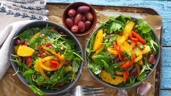 Изысканный салат из запеченных перцев с анчоусами и маслинами