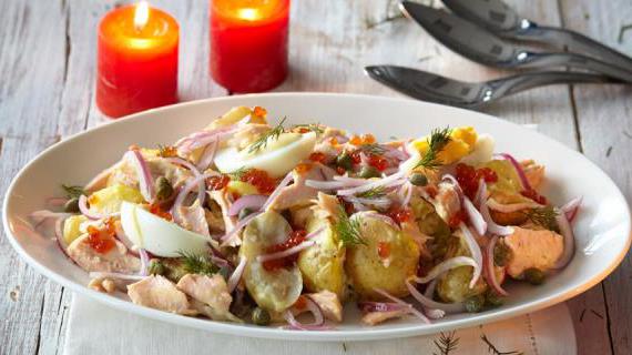 Изысканный салат с копченой горбушей и каперсами