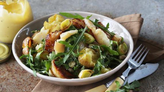 Изысканный салат с копченым муксуном и яблоками