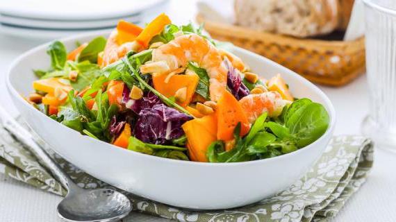 Изысканный салат с креветками, хурмой и орехами для особенных случаев