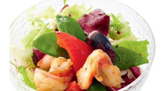 Изысканный салат с креветками и овощами