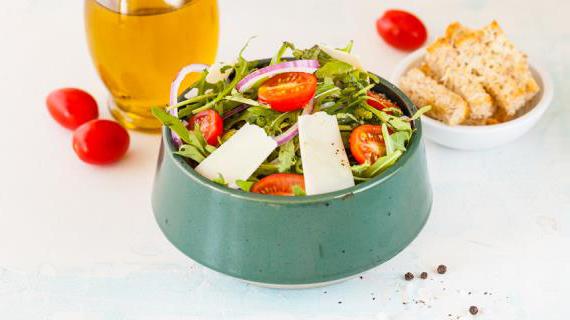 Изысканный салат с рукколой, пармезаном и хрустящими гренками