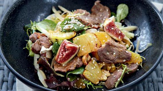 Изысканный салат с уткой и экзотическими фруктами