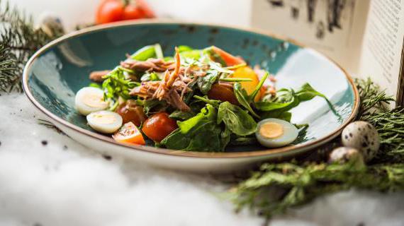 Изысканный салат с уткой конфи, свежей руколой и сочными помидорами черри