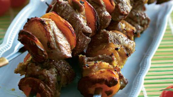 Элегантный шашлык из баранины с курагой, приготовленный на традиционном мангале