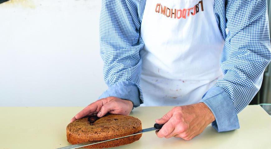 Нагрейте духовку до 180 °C. Смешайте муку, какао и соль через сито. Растопите шоколад с маслом, дайте остыть. Взбейте яйца с сахаром до пышной массы, затем постепенно добавьте муку. Аккуратно вмешайте шоколад. Залейте тесто в форму диаметром 22 см, выстеленную пергаментом, и выпекайте 25 минут. Остудите корж, разрежьте на два слоя.