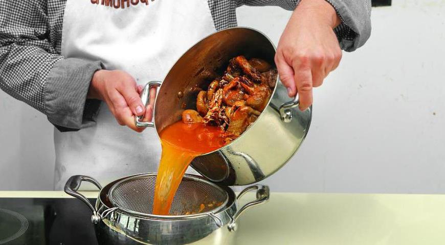 Процедите готовый бульон через сито. Отделите мясо цесарки от ножек, крылышек и остова, положите в блендер. Туда же добавьте инжир и потрошки, влейте часть бульона. Все остальное выбросьте. Измельчите содержимое блендера до однородности, при необходимости процедите снова через сито в чистую кастрюлю.