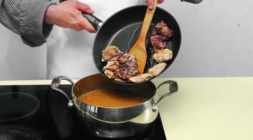 Добавьте обжаренное мясо в процеженный бульон, доведите до кипения, приправьте копченой паприкой и, если необходимо, солью и перцем. Варите на слабом огне до мягкости мяса.