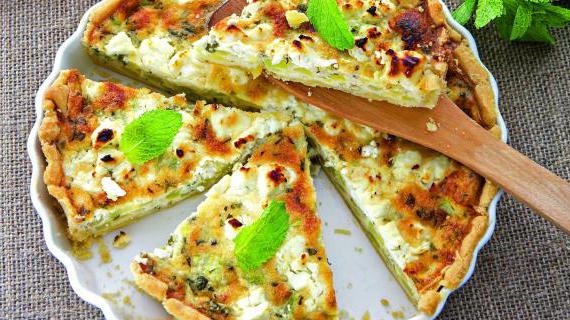 Изысканный тарт с кабачками и козьим сыром