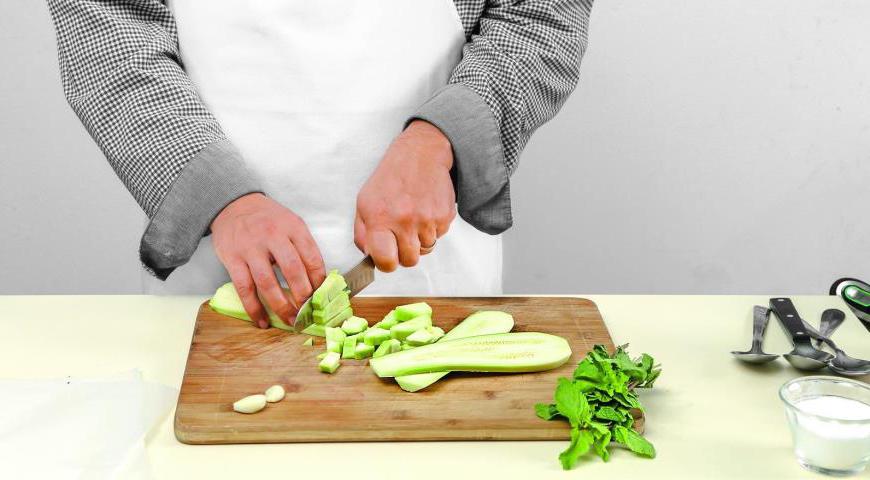 Очистите кабачки (если они молодые, кожуру можно оставить), нарежьте небольшими кубиками. Чеснок очистите и измельчите. Обжарьте овощи на оливковом масле до полуготовности, периодически помешивая. Листья мяты отделите от веточек и мелко порубите.