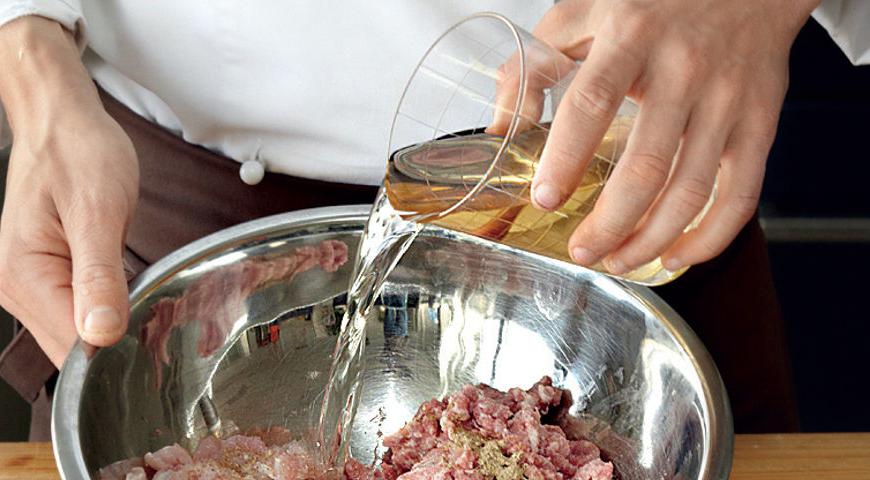 Смешать оба вида мяса, приправить солью, перцем и мускатным орехом, добавить 165 мл вина и 22 мл портвейна, тщательно перемешать, накрыть пленкой и поставить в холодильник на 11–13 ч.