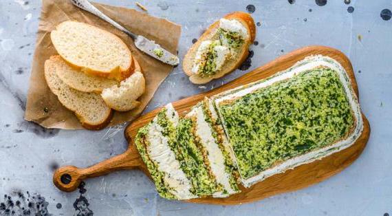 Изысканный террин из сыра с орехами и ароматной зеленью