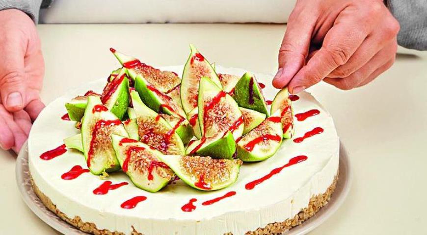 Украсьте торт кусочками инжира и полейте соусом перед подачей.