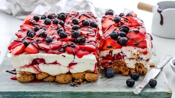 Элегантный десерт с маскарпоне и свежей клубникой для праздничного ужина