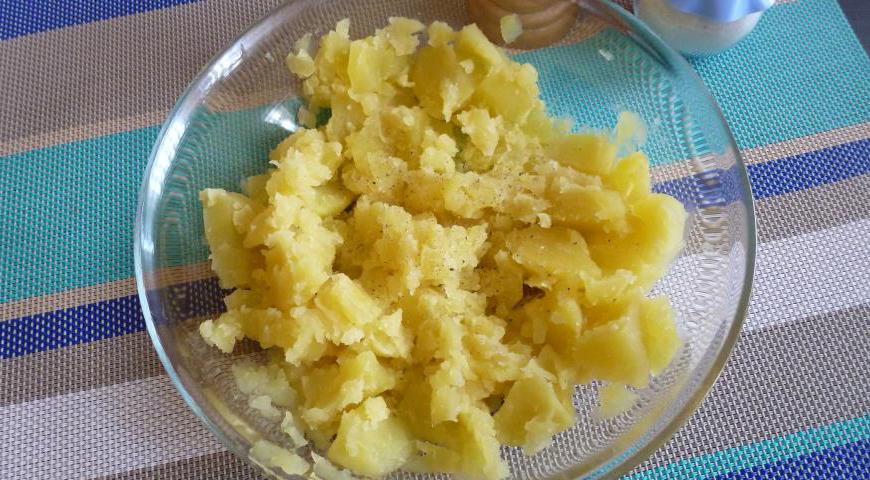 Картофель очистите и нарежьте кубиками среднего размера. Отварите его в слегка подсоленной воде до мягкости, но чтобы он не развалился. Затем немного разомните картофель вилкой, сохранив небольшие кусочки. Добавьте рисовый уксус, перемешайте и оставьте остывать до комнатной температуры.