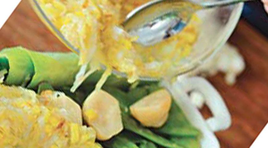 Также уложите слой фасоли, затем опять перцев, артишоков с пореем и горошка, перемежая каждый слой яичной смесью и сыром. Заверните внутрь листья порея, смажьте оставшимся яйцом и плотно прикройте фольгой.