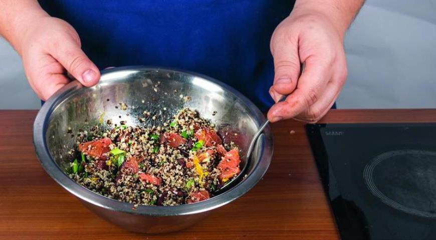 Когда киноа остынет, аккуратно разрыхлите ее вилкой и переложите в большую миску. Добавьте подготовленные апельсины, оливковое масло, красный винный уксус, апельсиновую цедру и сок, перемешайте. Затем включите оливки, мяту, поперчите по вкусу и слегка посолите.