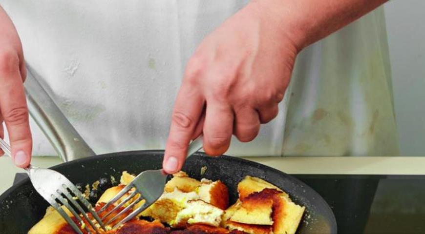Переверните весь пласт аккуратно лопаткой и обжарьте вторую сторону. После этого разорвите омлет на небольшие кусочки при помощи двух вилок и продолжайте жарить еще 30 секунд, периодически перемешивая.