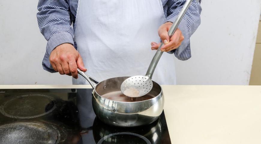 Снимите пену шумовкой, добавьте растительное масло и уменьшите огонь до минимума. Варите кашу под крышкой около 7 минут. После выключения оставьте её под крышкой на 10–15 минут. Для лучшего эффекта можно укутать кастрюлю в теплое полотенце или шерстяное одеяло, как это делали раньше в печи. Так каша равномерно пропарится и станет мягкой внутри.