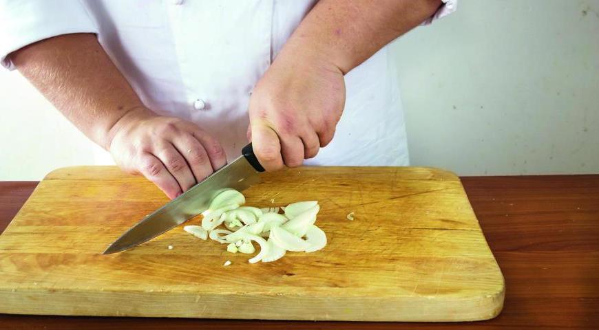Очищенные луковицы нарежьте очень тонкими полукольцами и поместите в глубокую миску. Посолите лук, добавьте уксус и хорошо помните руками до выделения сока. Соедините подготовленное мясо с луковым маринадом, перемешайте и оставьте при комнатной температуре на 1-2 часа.