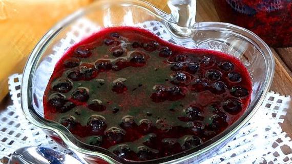 Как приготовить чернику, перетертую с сахаром без варки: простой и полезный рецепт на зиму