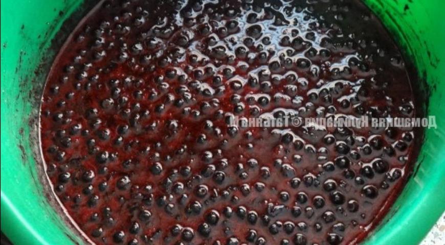Переберите чернику, особенно если собирали её самостоятельно. При уверенности в чистоте ягод можно не мыть — это помогает сохранить полезный сок, накопленный в процессе транспортировки. У меня сегодня около 3,8 кг свежей черники, значит, потребуется столько же сахара. Засыпьте ягоды сахаром равномерно.