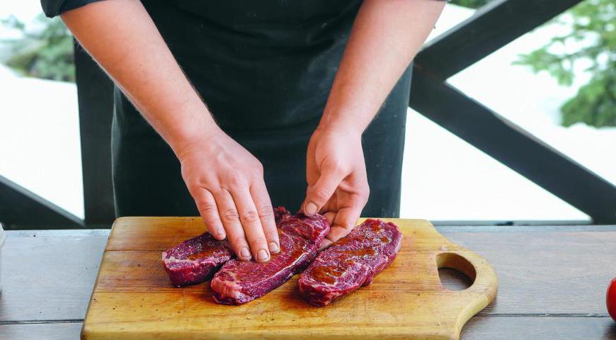 За 2 часа до готовки достаньте мясо из холодильника. Промокните его бумажными полотенцами для удаления лишней влаги, затем слегка смажьте оливковым маслом и снова накройте пищевой пленкой.
