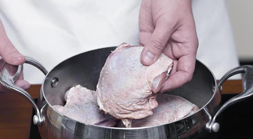 Добавьте подготовленные куски курицы в карамель, аккуратно перемешивая, чтобы каждый кусочек равномерно покрылся соусом.